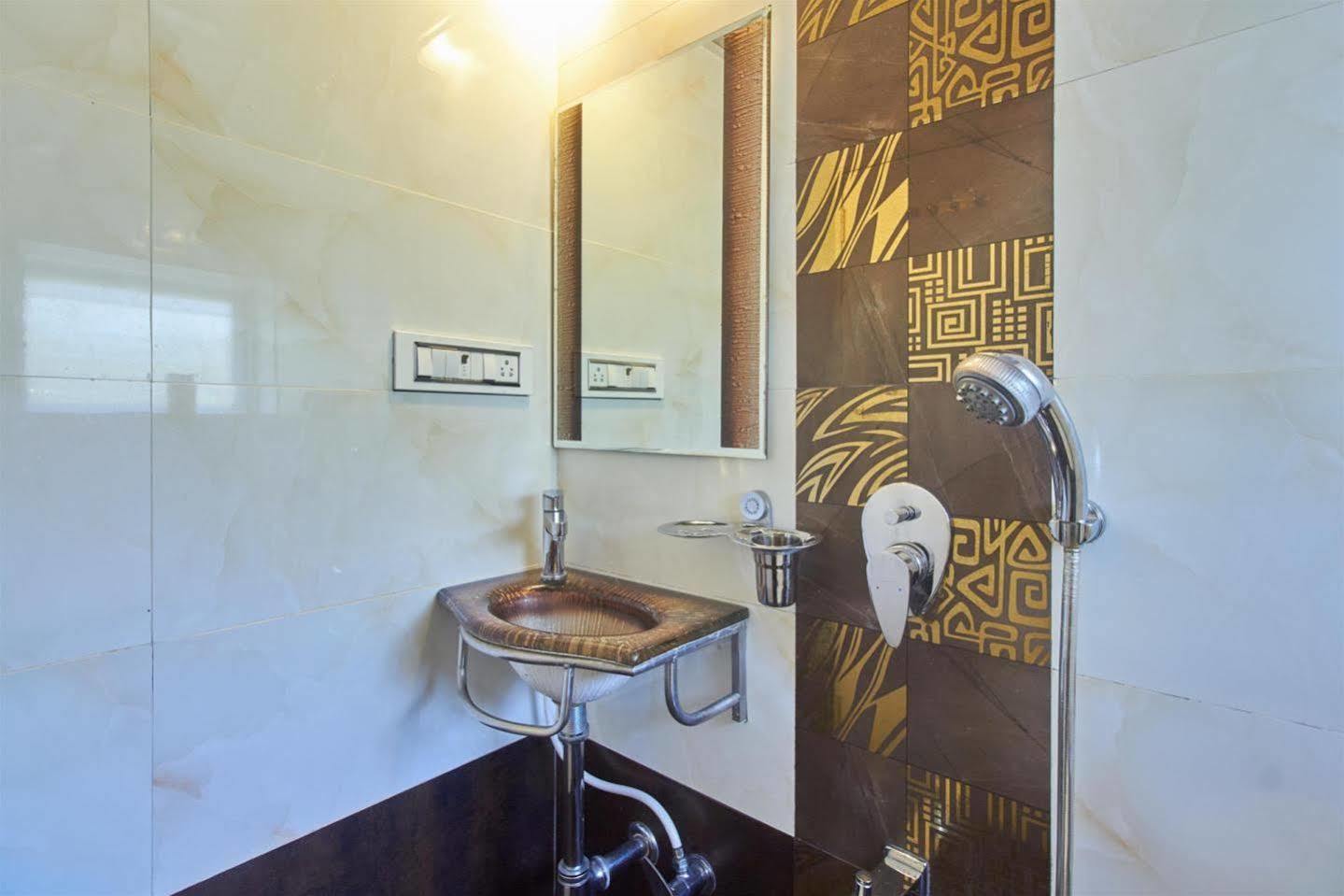 Oyo 28893 Hotel Gulf Mumbai Luaran gambar